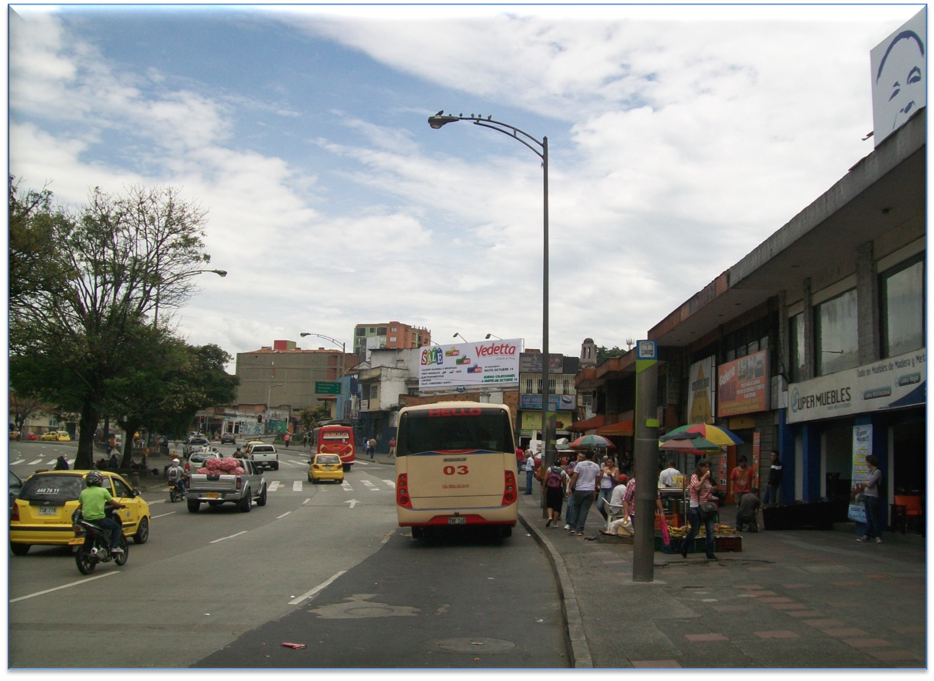 Valla tipo petrolera con iluminación