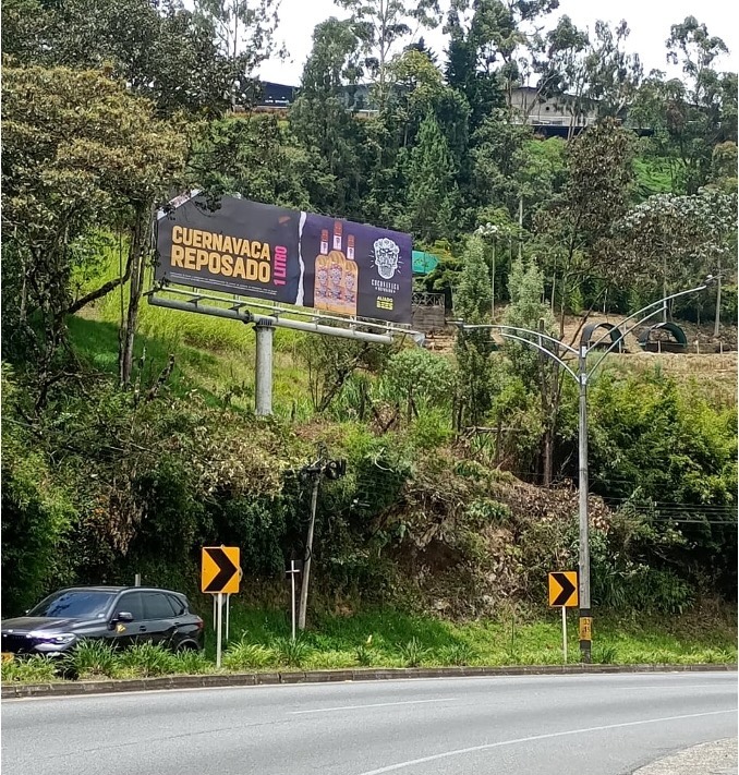 Valla Petrolera Iluminada en Curva La Barraca