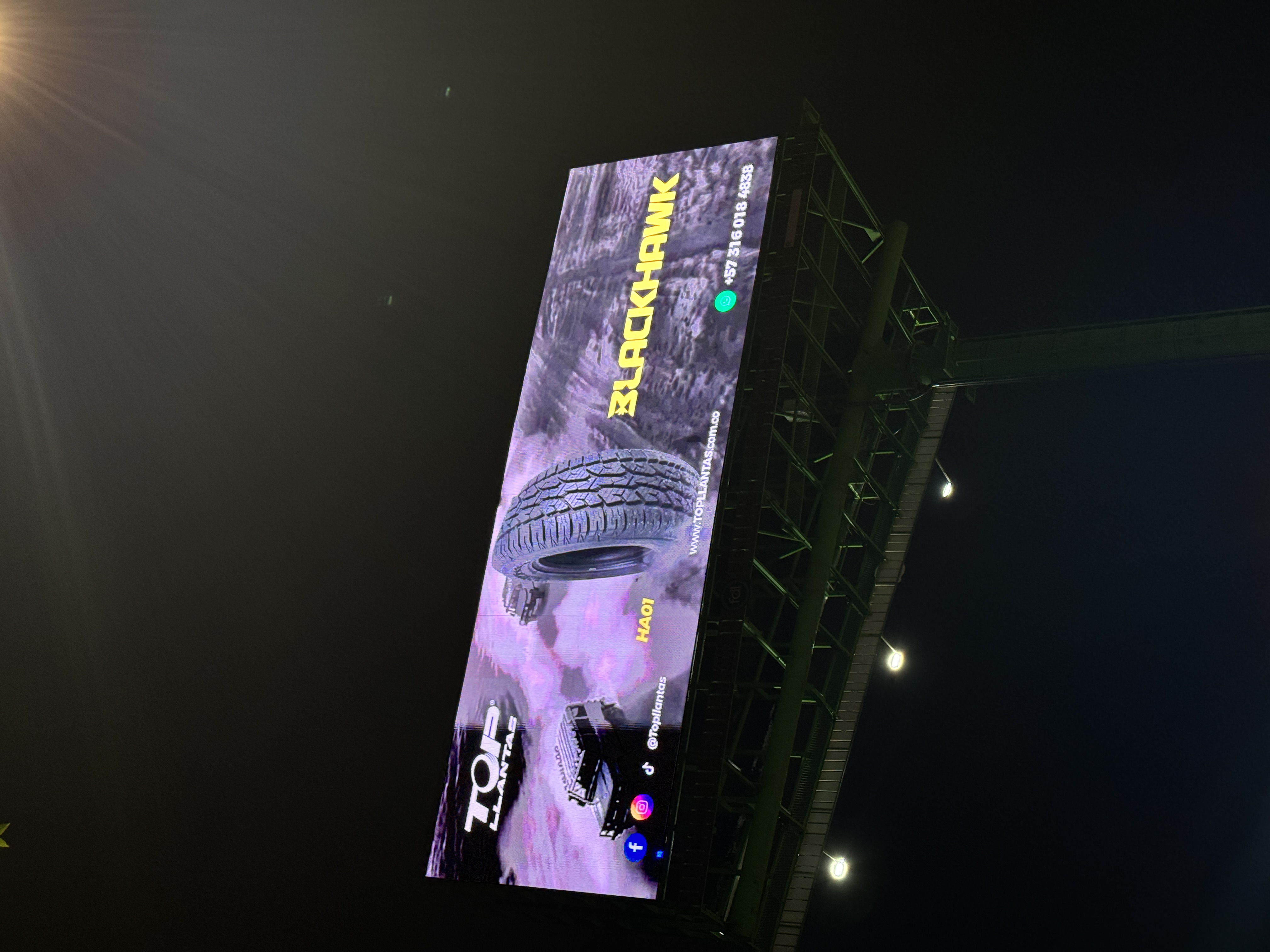 Pantalla LED DOOH Av. Las Vegas · Estación Primax Industriales – Medellín